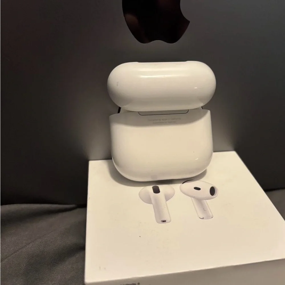 Apple White Wireless Earbuds with Charging Case